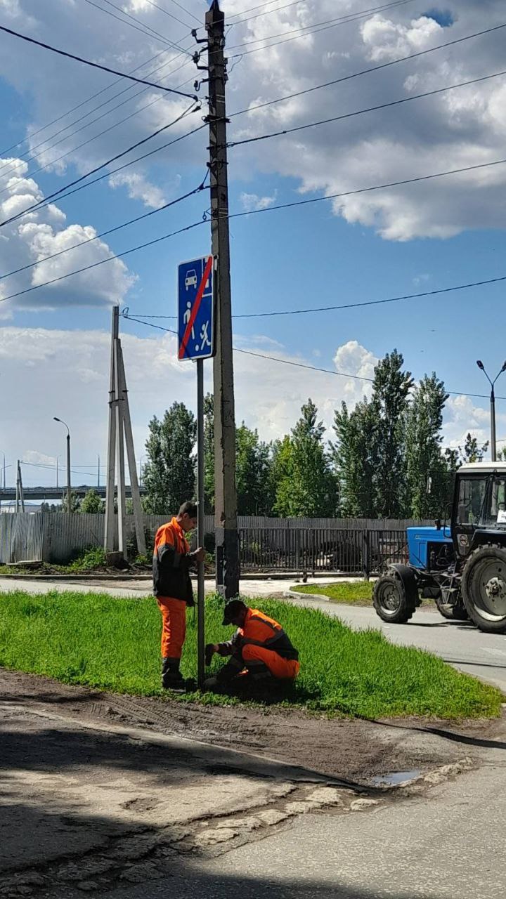 Покос травы, сбор мусора, уборка общественных территорий. В работах по благоустройству сегодня задействовано более сотни рабочих и 65 единиц техники
