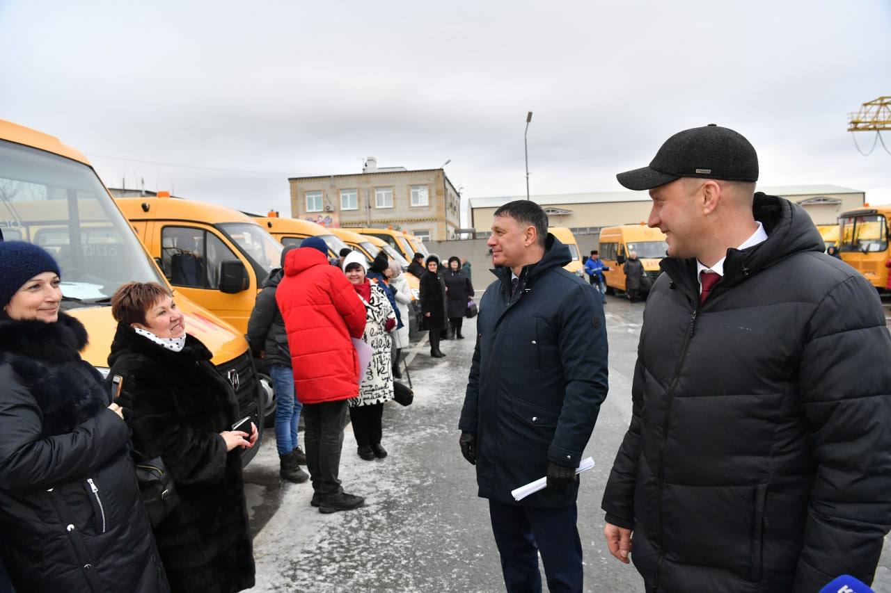 Балаковский район получил 4 школьных автобуса
