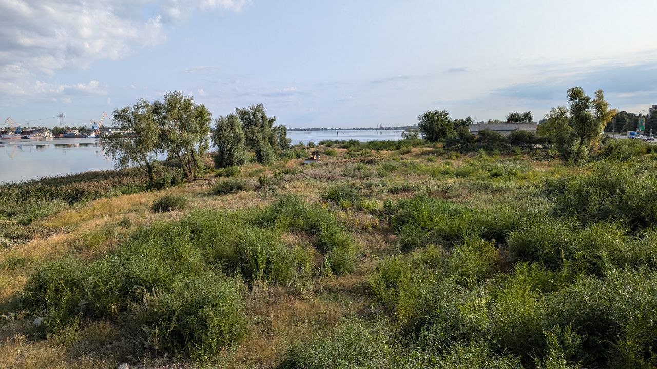 В городе Балаково начались подготовительные работы по благоустройству набережной в районе моста Победы