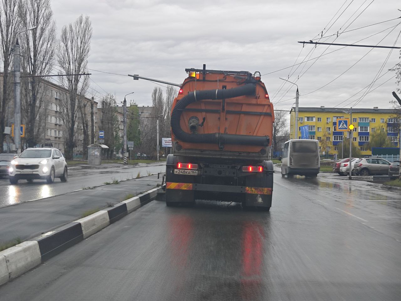 Сотрудники «Комбината благоустройства» откачивают воду с затопленных участков дорог и дворовых территорий