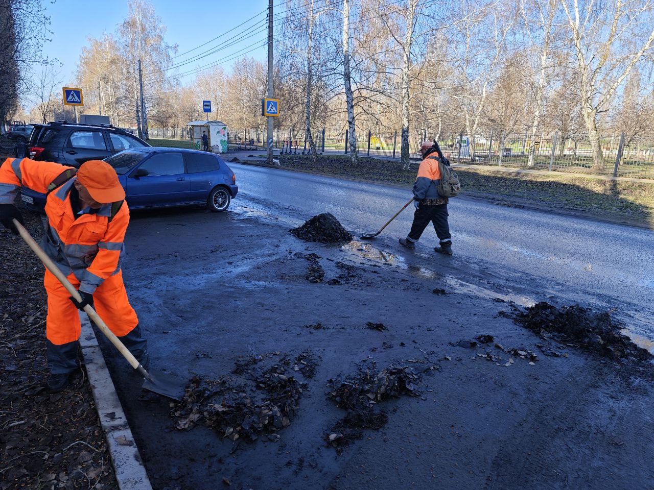 Сотрудники «Комбината благоустройства» в ежедневном режиме выполняют работы по наведению порядка в городе Балаково