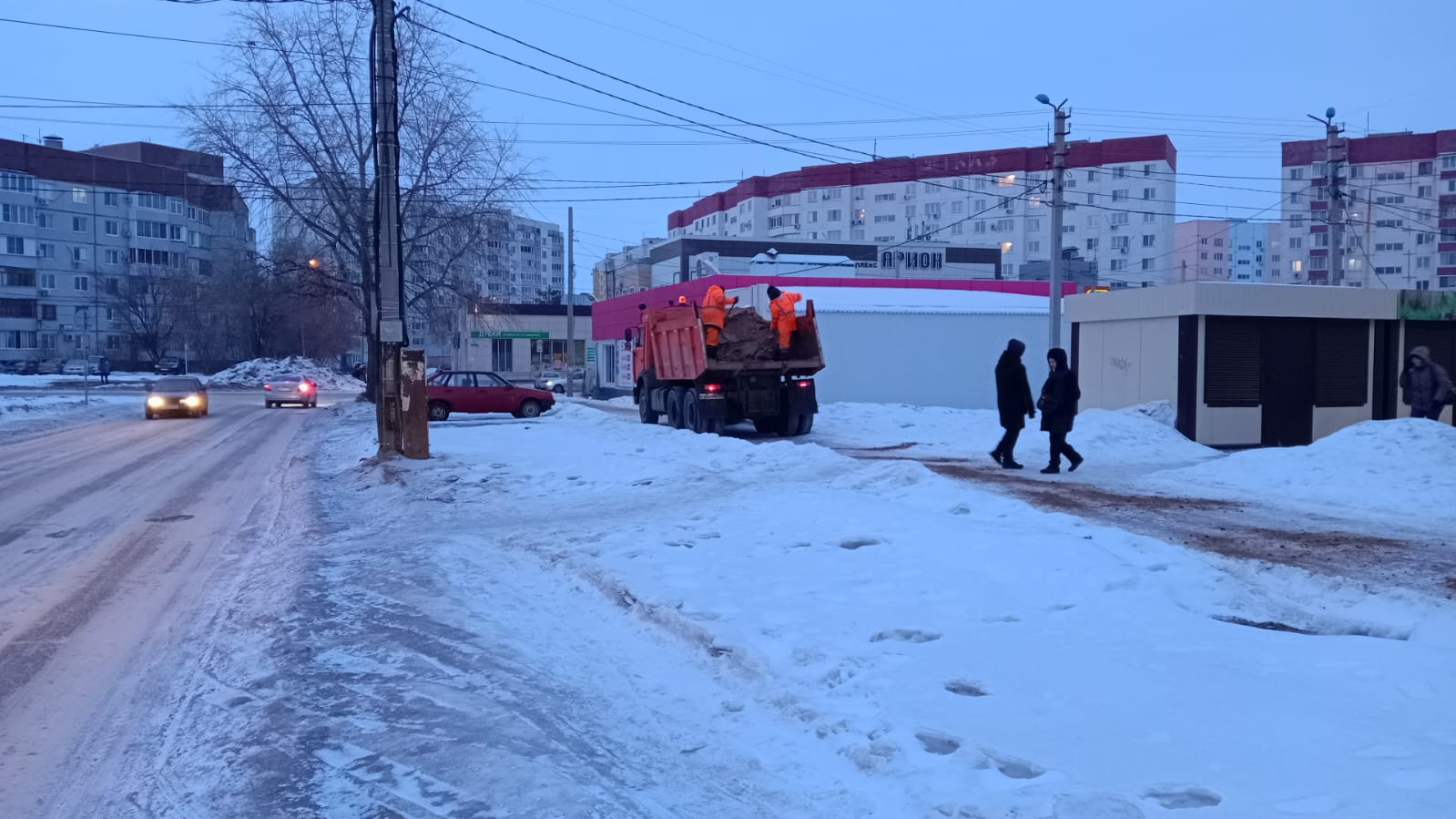 Сотрудники "Комбината благоустройства" работают в круглосуточном режиме