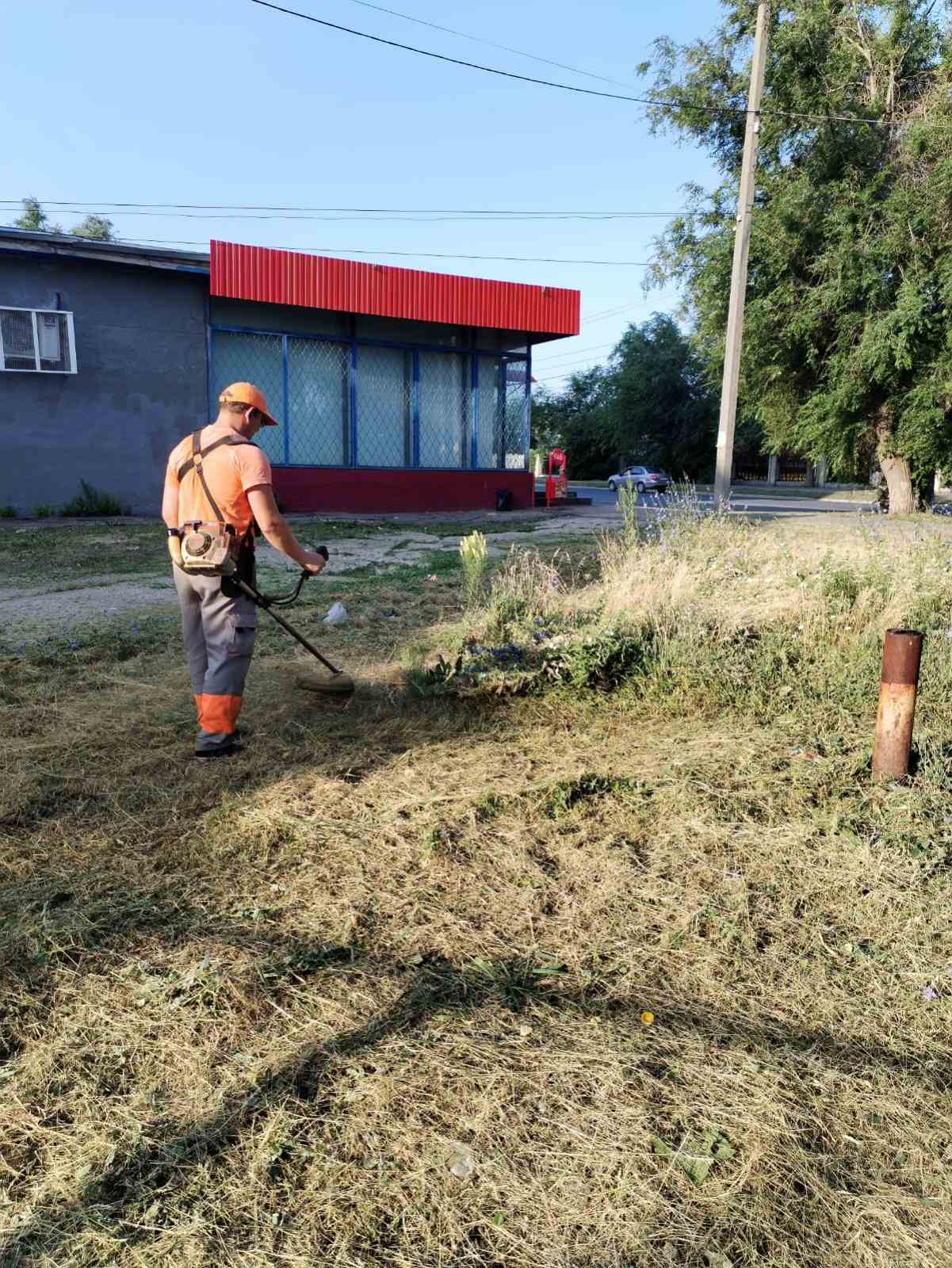 Покос травы, прополка клумб, подметание тротуаров. Коммунальные службы города работают в ежедневном режиме