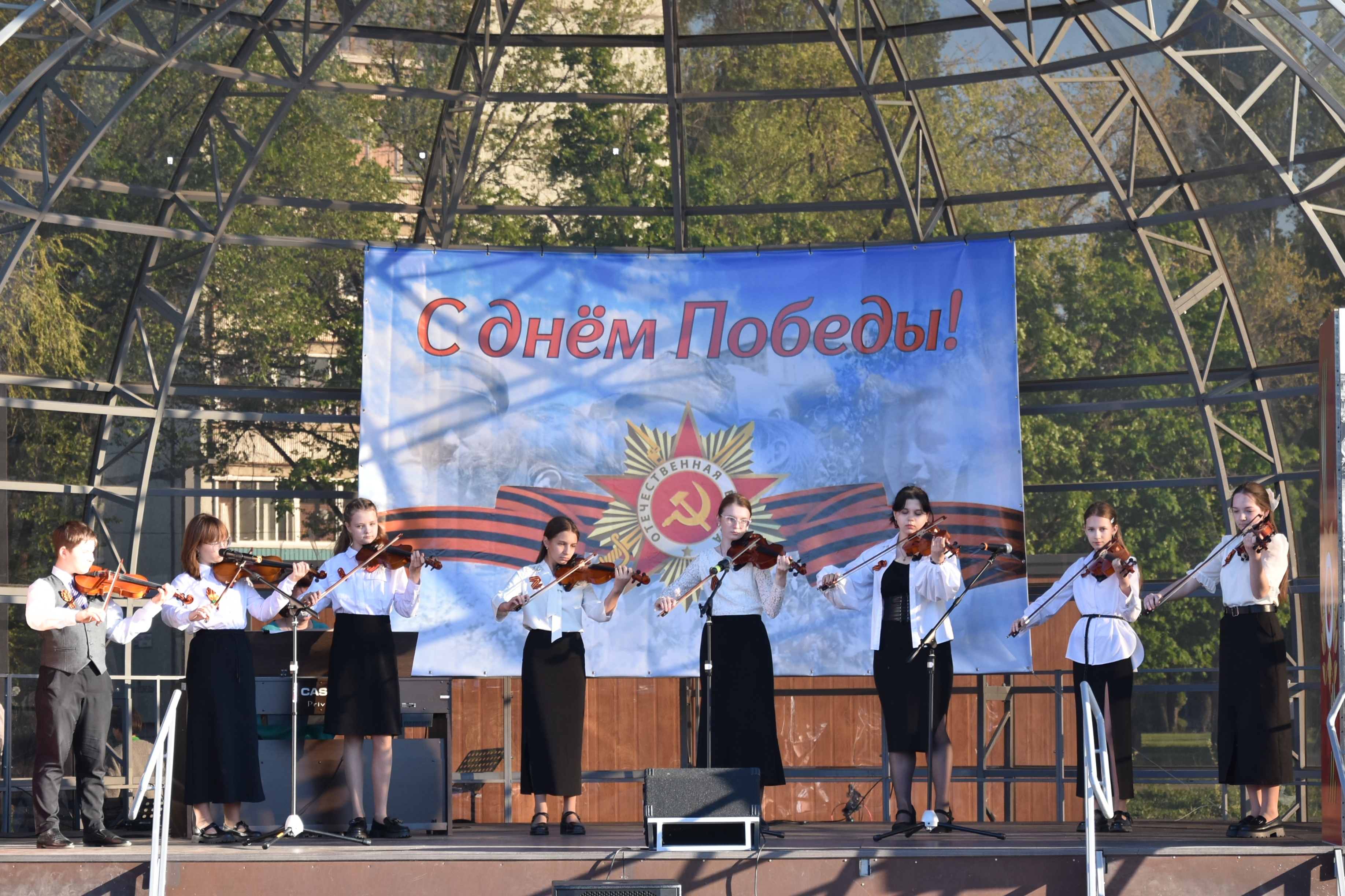 Накануне Дня Победы, 6 мая 2025 года в парке "Центральный" для жителей и гостей города Балаково состоялся концерт "Великая поступь Победы"