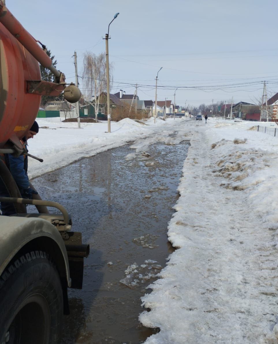 Сотрудники "Комбината благоустройства" откачивают талые воды с затопленных участков дорог