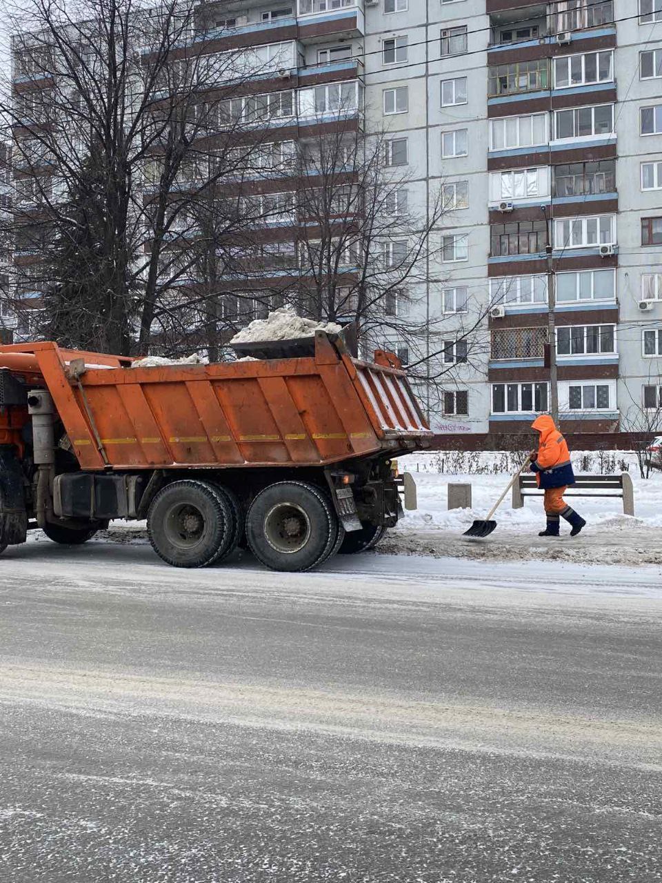 В благоустройстве города Балаково задействовано более сотни рабочих и 42 единицы техники