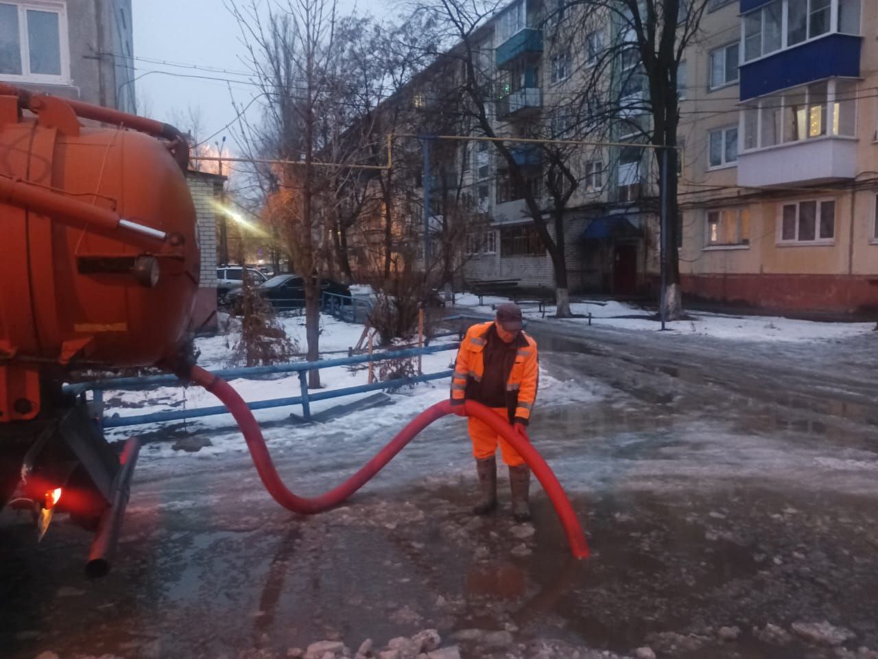 В Балаково ведутся работы по откачке талого снега, очистке и промывке ливневых колодцев