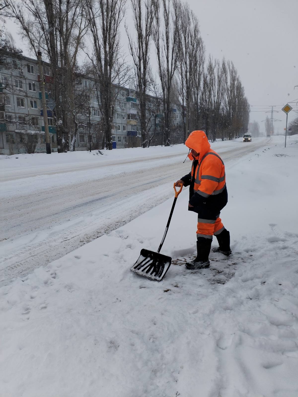 В Балакове продолжаются работы по очистке дорог и тротуаров от снега