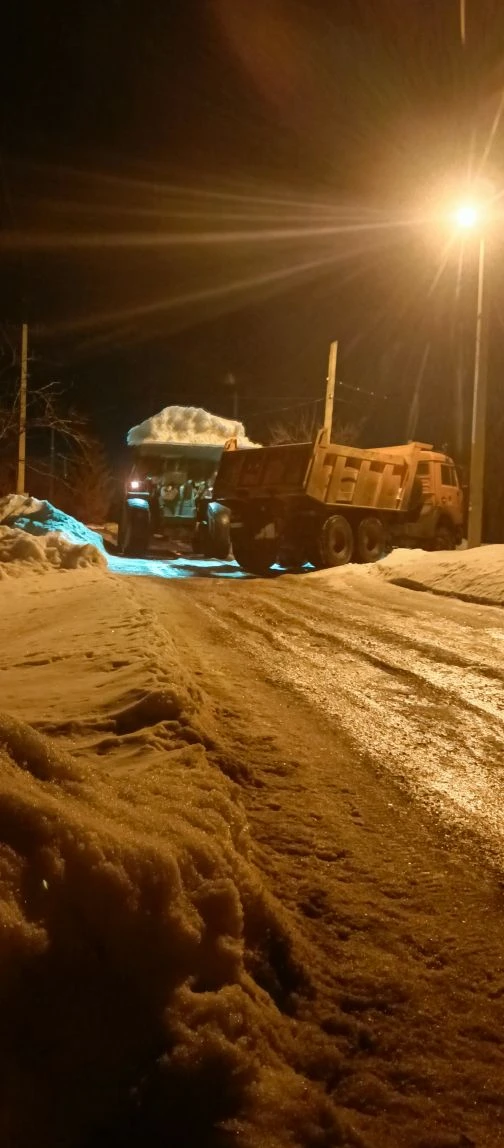 В Балаково продолжаются работы по уборке улиц