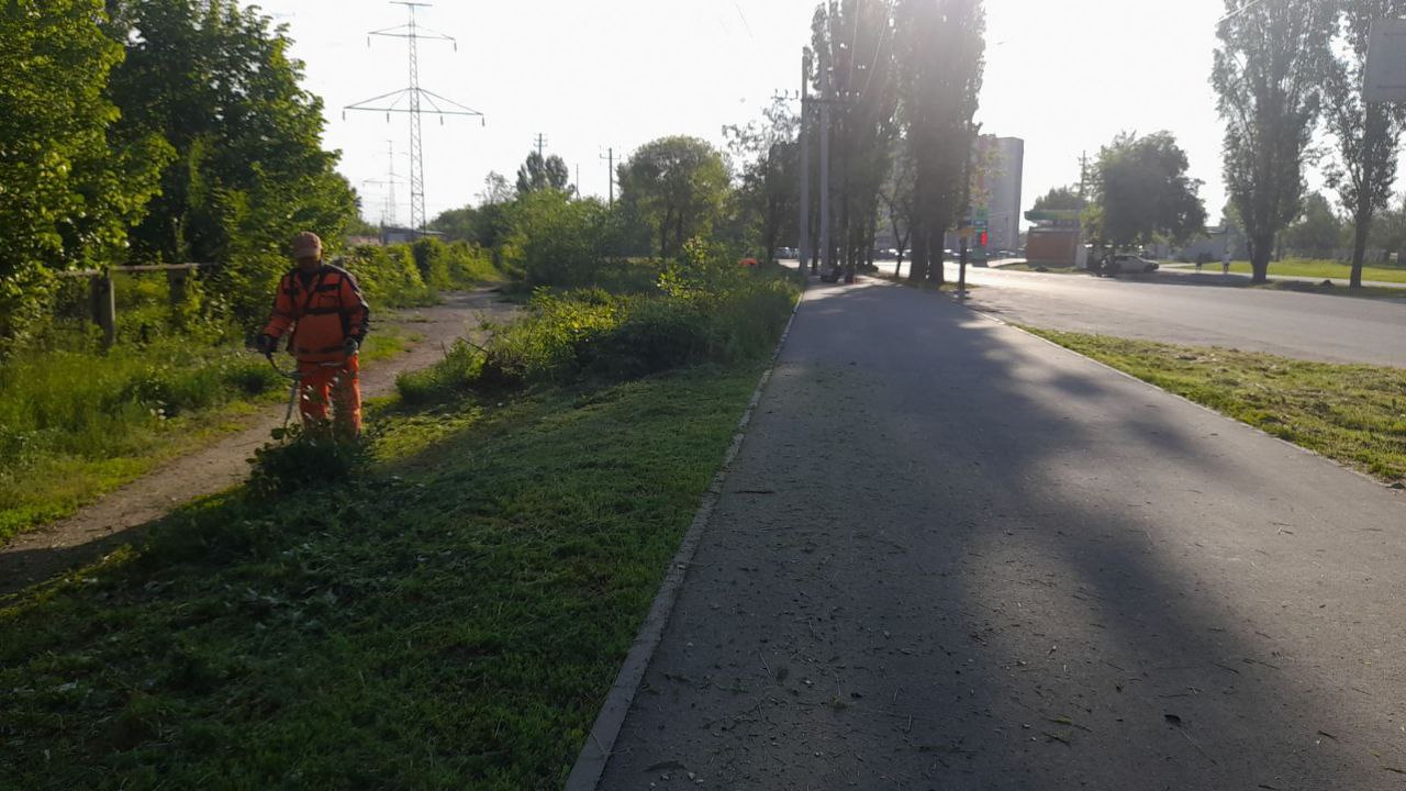 Покос травы, сбор мусора, уборка общественных территорий. В работах по благоустройству сегодня задействовано более сотни рабочих и 65 единиц техники