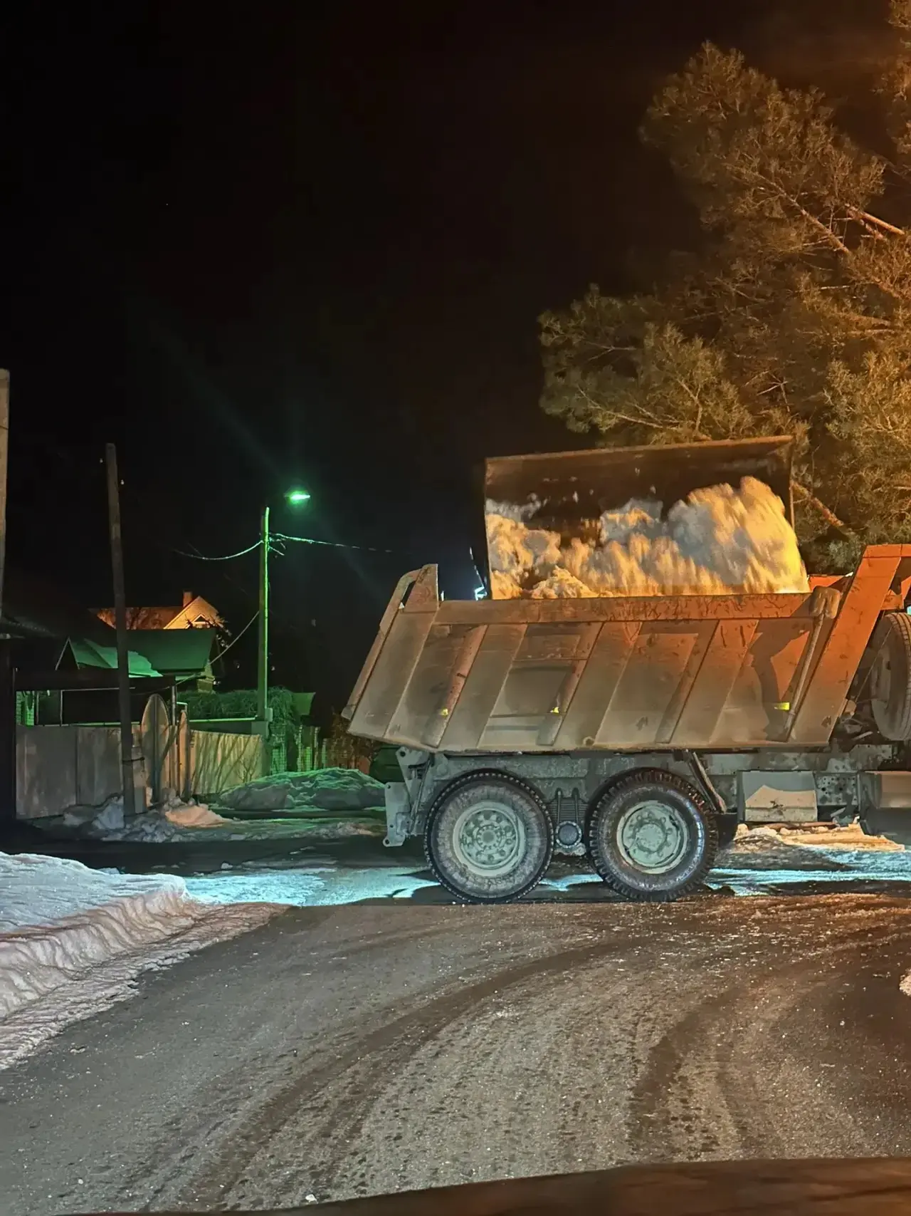 «Комбинат благоустройства» продолжает ежедневную работу по уборке городских территорий от снега и наледи