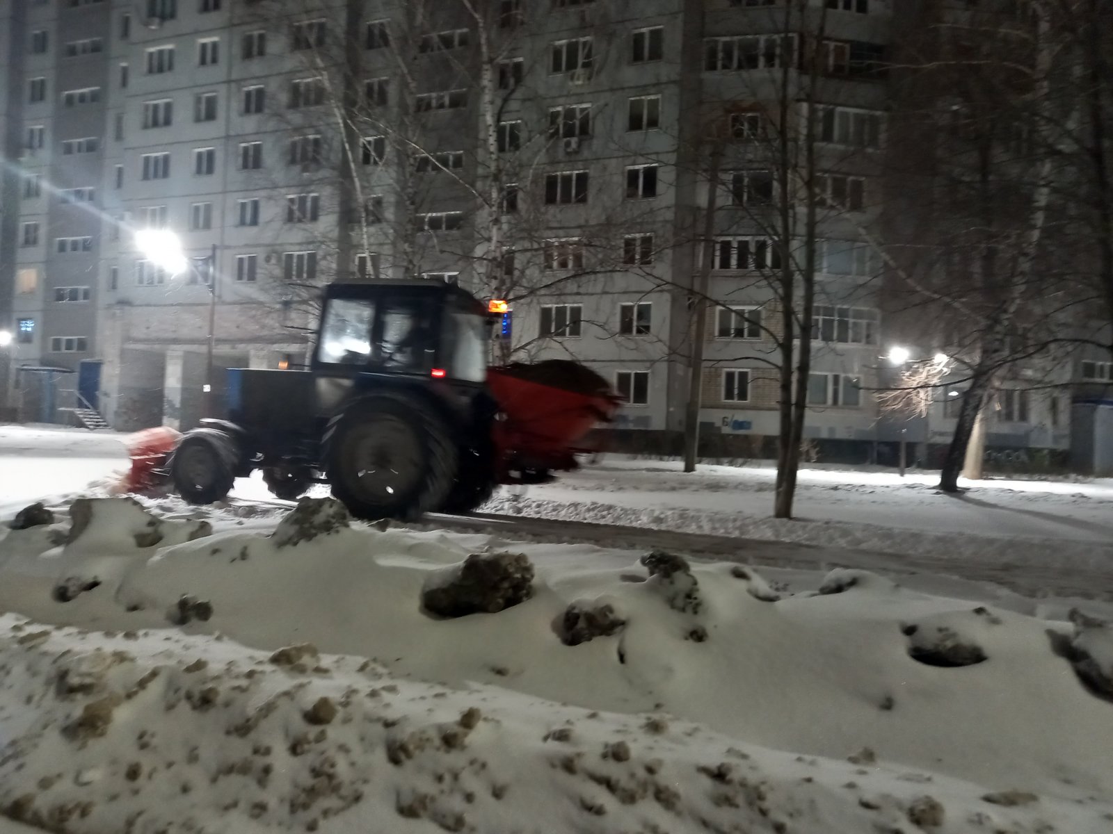 Сотрудники «Комбината благоустройства» очищают улицы города от снега