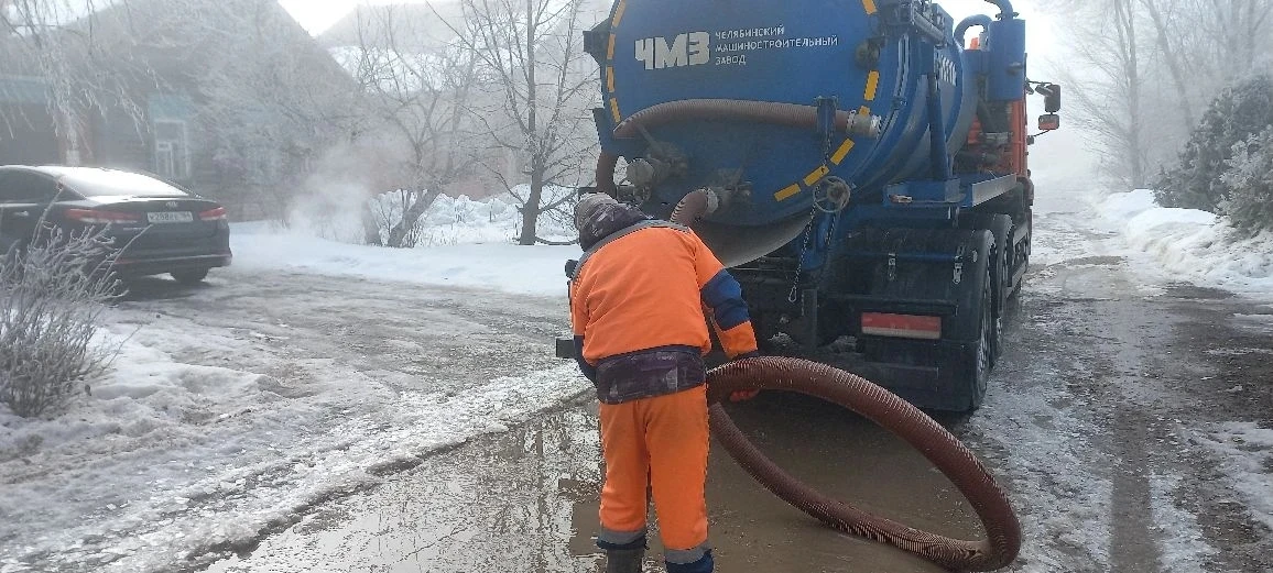 Коммунальные службы продолжают откачивать талые воды на улицах города Балаково