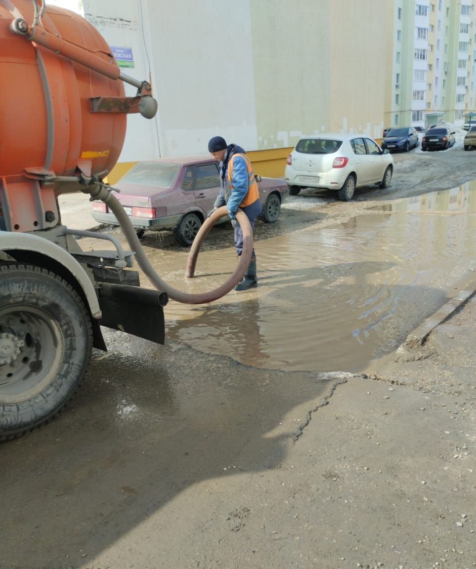 Сотрудники "Комбината благоустройства" откачивают талые воды с затопленных участков дорог