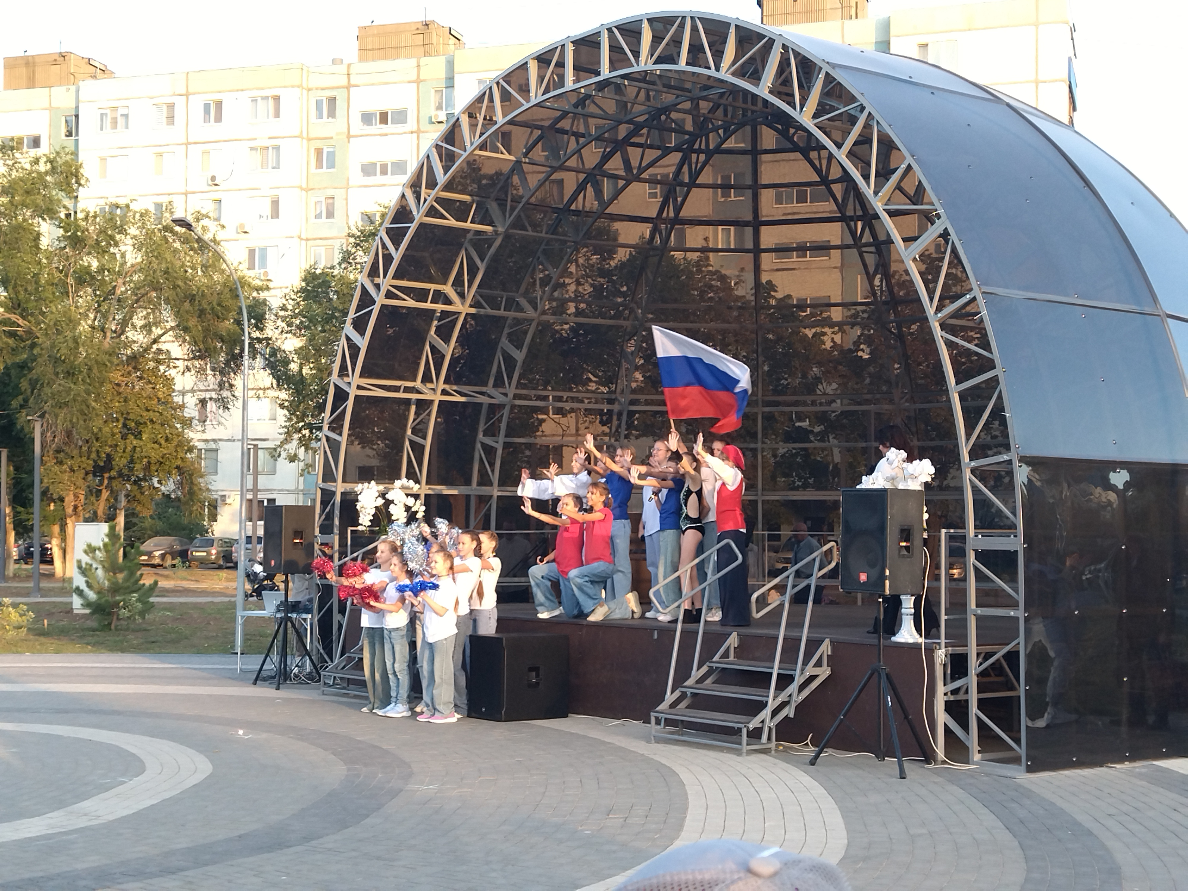 Творческие коллективы и солисты ДШИ №4 поздравили жителей с Днем города