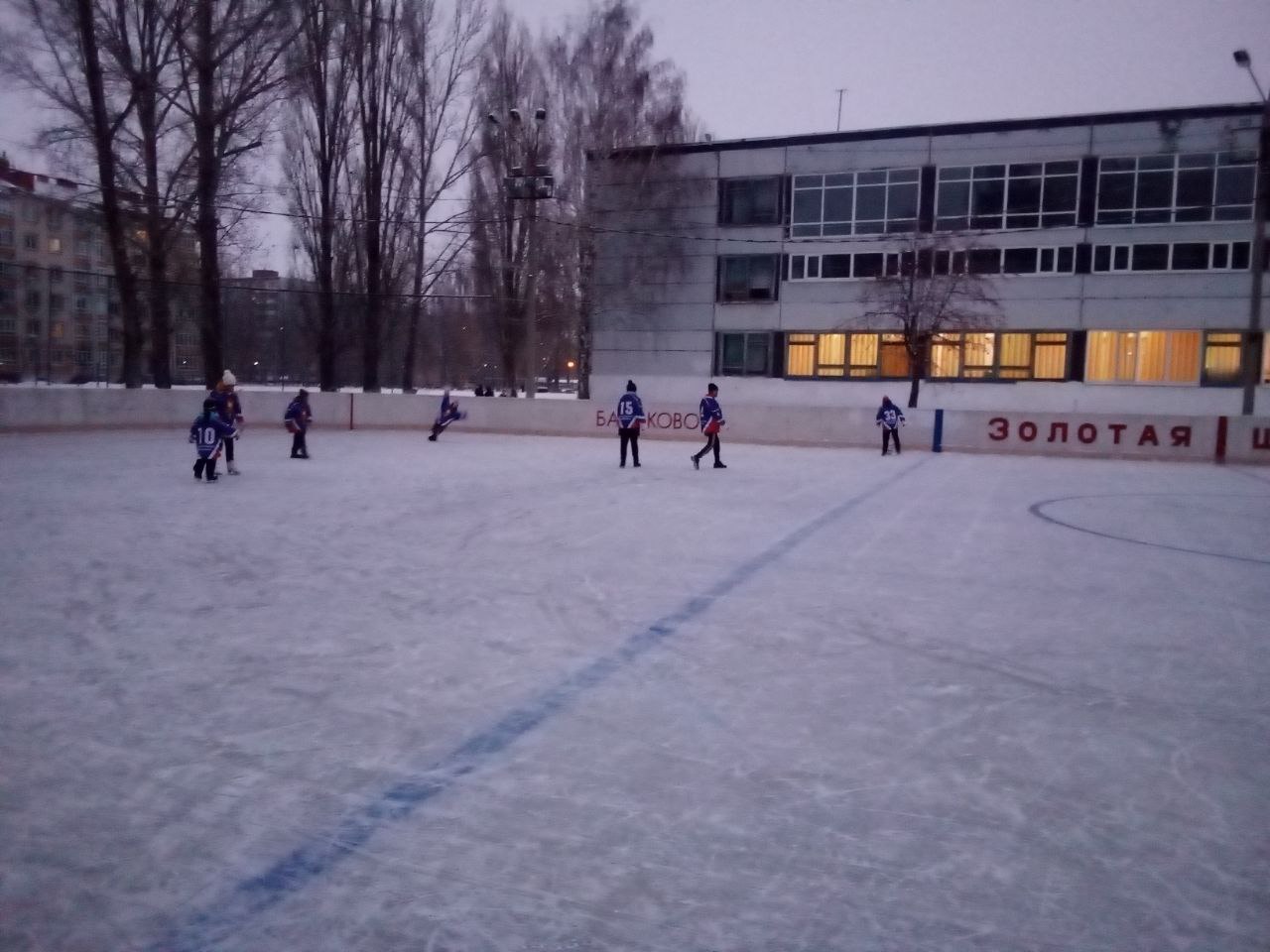 В городе Балаково прошли тренировки по хоккею с шайбой и зимнему футболу в рамках проекта "Дворовый тренер"