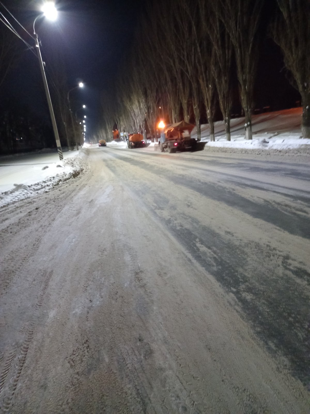 В Балакове продолжаются работы по уборке снега