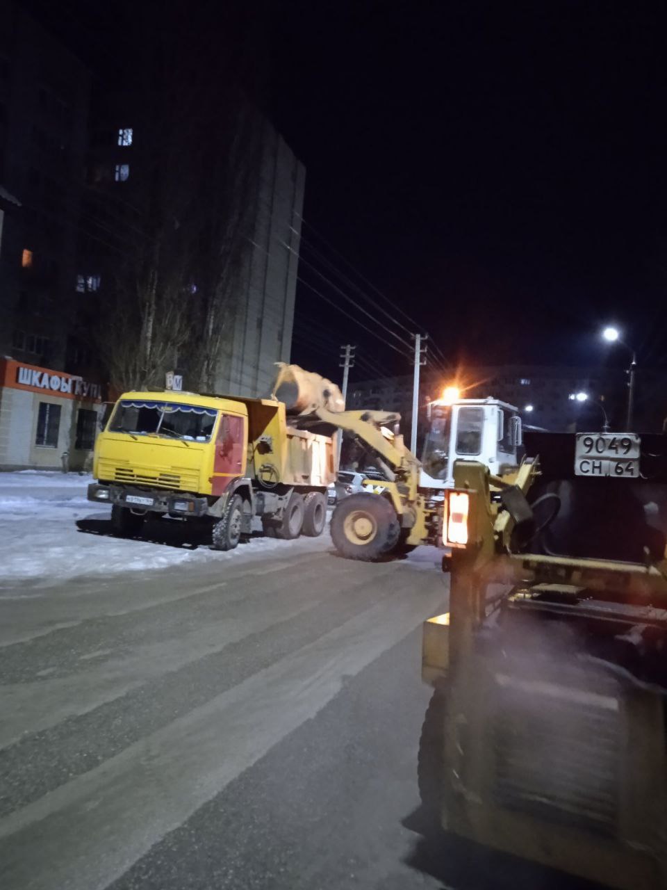 Сегодня сотрудники Комбината благоустройства вывозят снег с улиц города