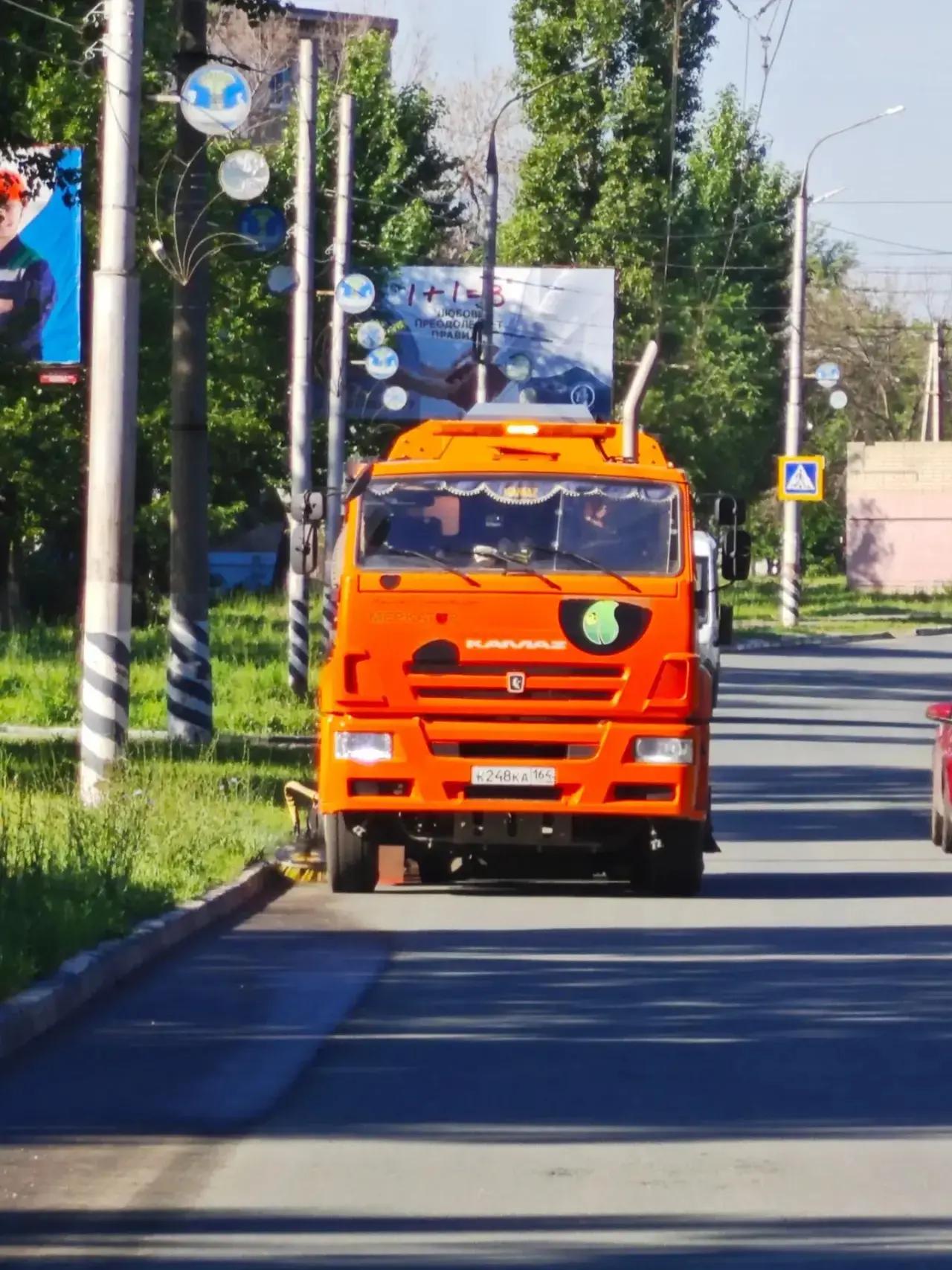«Комбинат благоустройства» продолжает работы по покосу травы и нанесению пешеходной разметки 