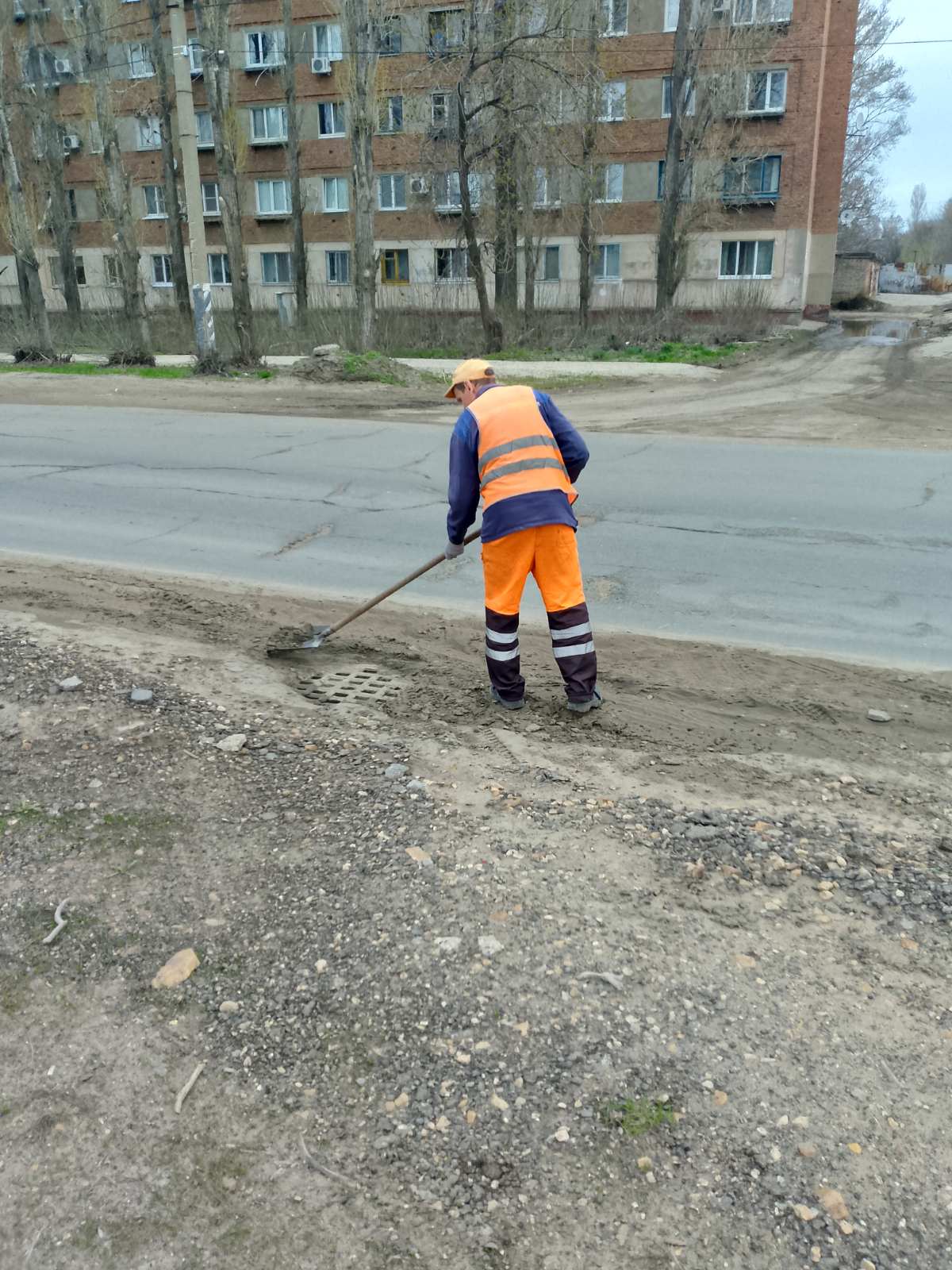 Очистка прилотковых зон, сбор мусора, подметание тротуаров: коммунальные службы наводят порядок на улицах города Балаково