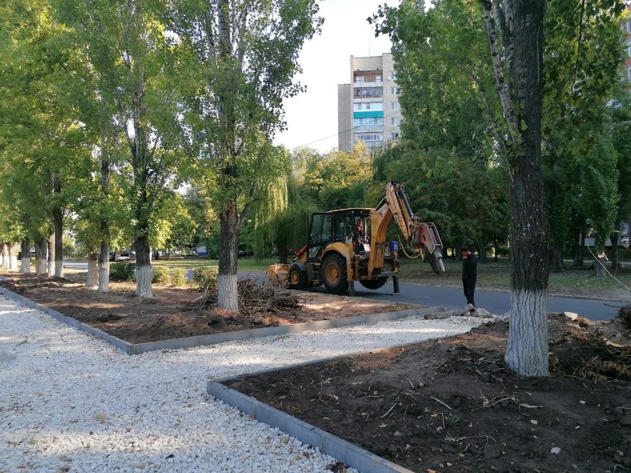 В сквере на ул. 30 лет Победы начали укладывать тротуарную плитку