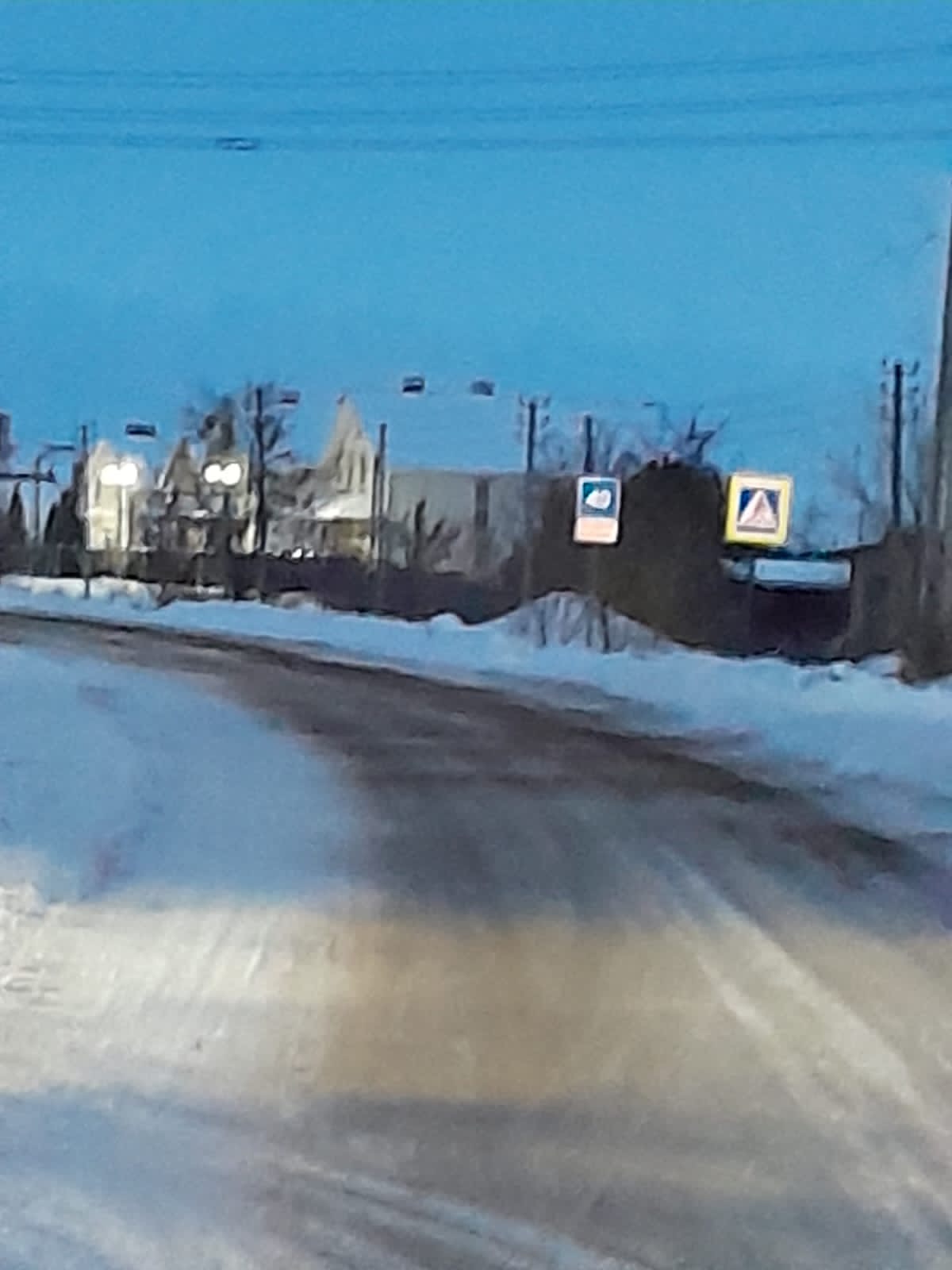 В Балакове продолжается очистка дорог и тротуаров от снега
