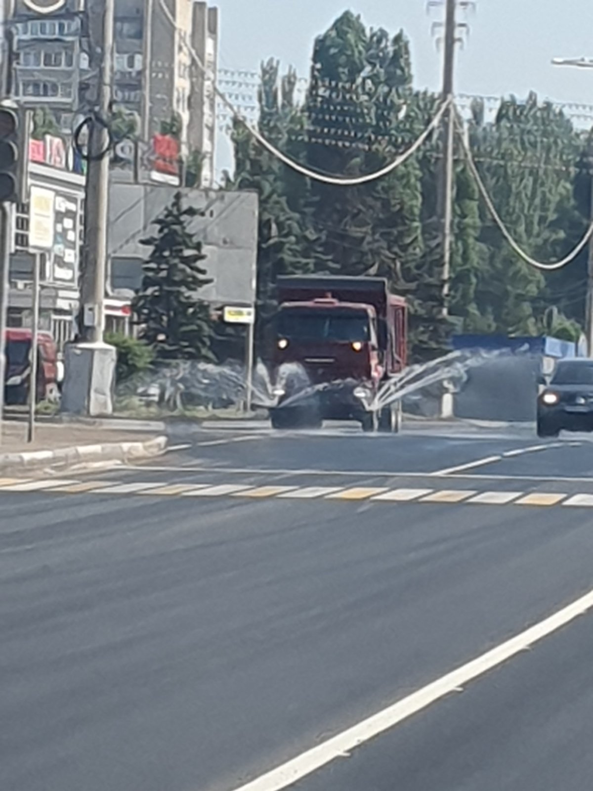 В городе Балаково в жаркую погоду осуществляется регулярный полив центральных дорог