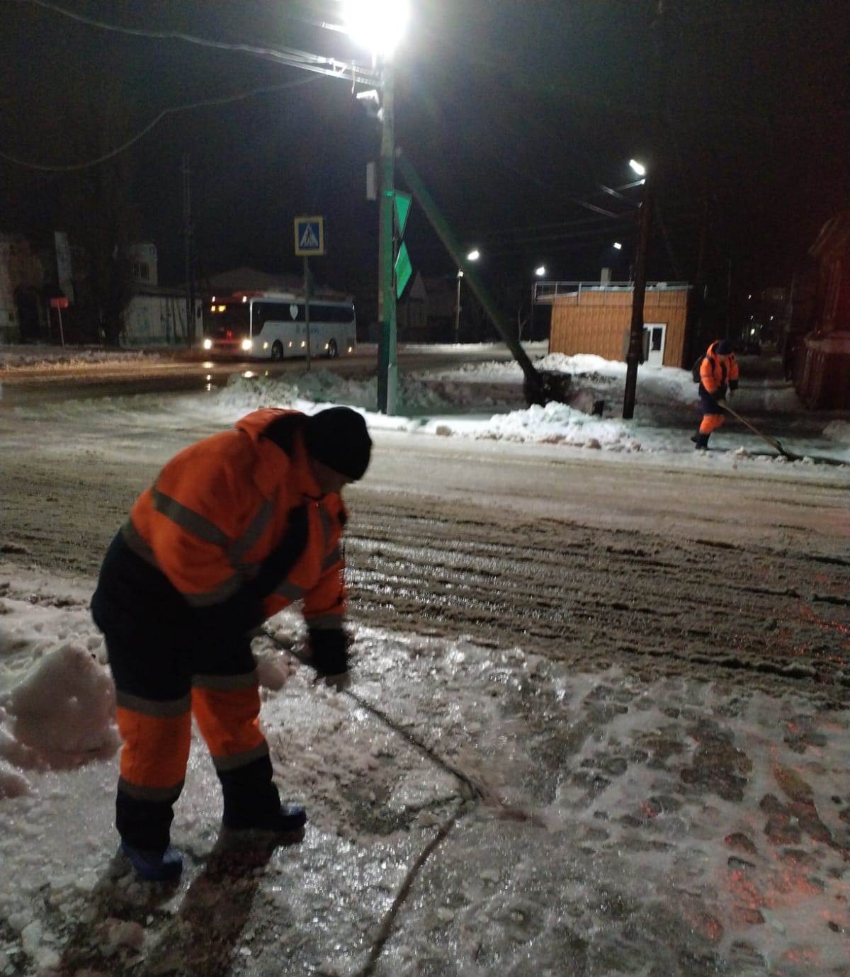 В Балакове коммунальные службы ведут работы по посыпке дорог и тротуаров пескосоляной смесью
