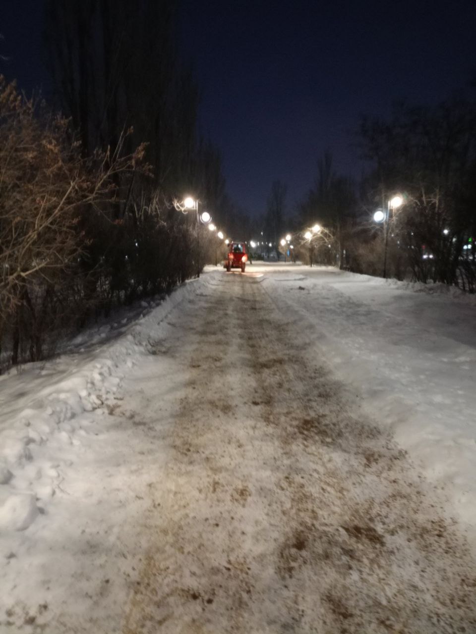 Коммунальные службы продолжают очищать дороги и тротуары от снега и наледи