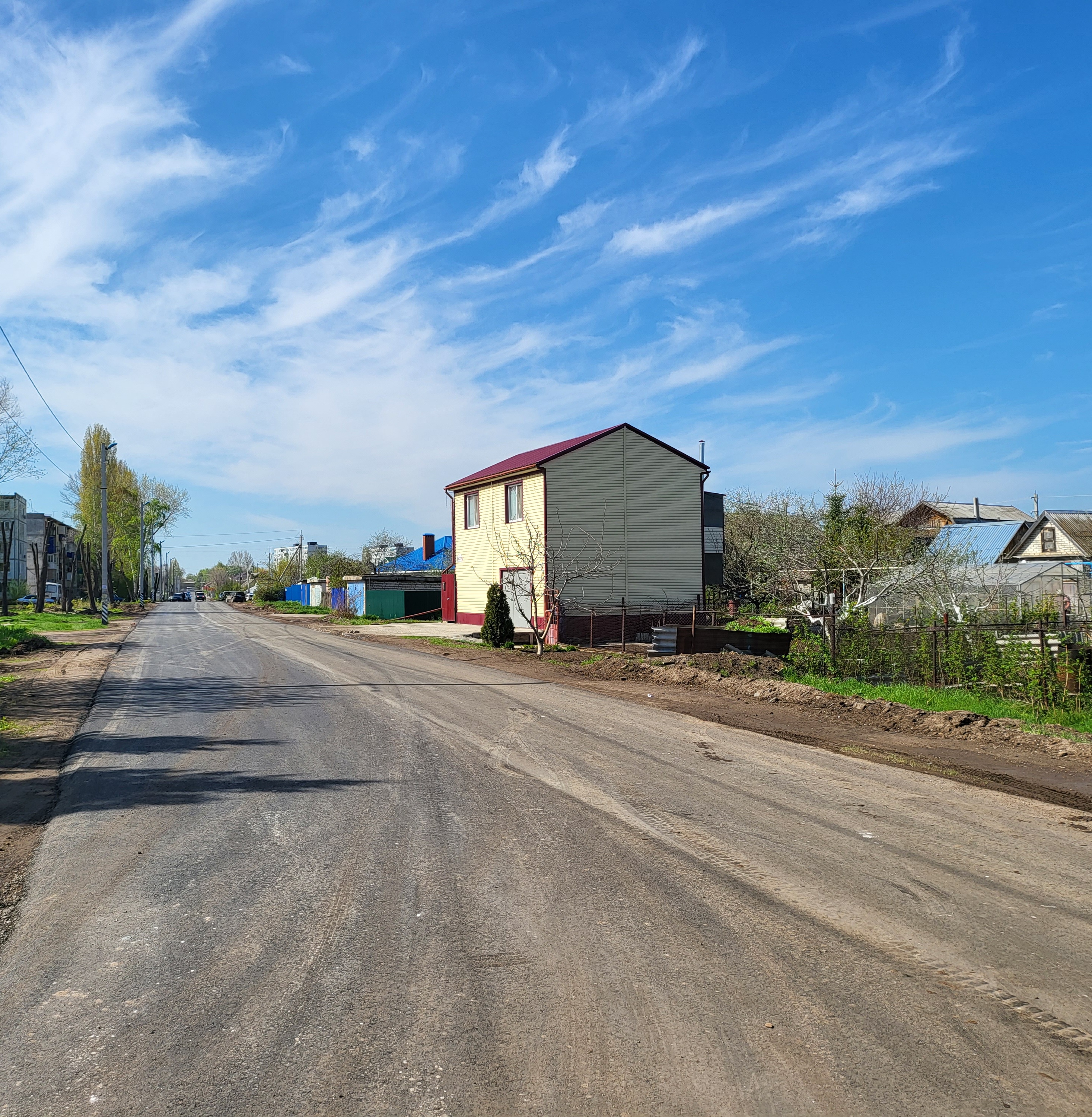 Сегодня на улице Заовражная дорожники начали укладывать асфальт