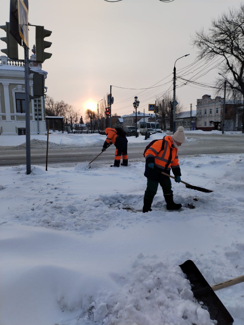 Очистка дорог и тротуаров от снега. Работы в городе Балаково и в селах Балаковского района ведутся в круглосуточном режиме