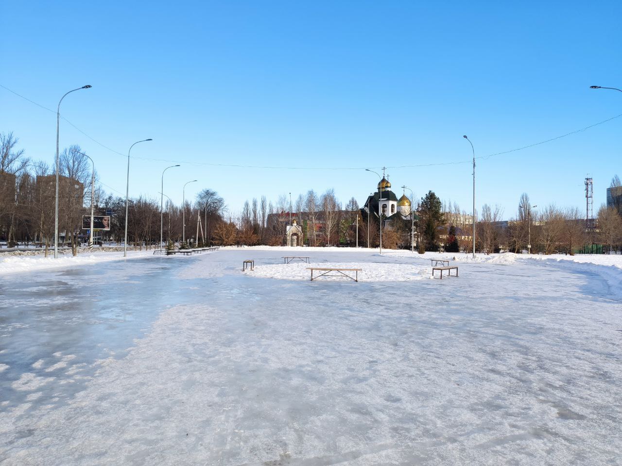 В Балакове приступили к заливке катков и хоккейных коробок