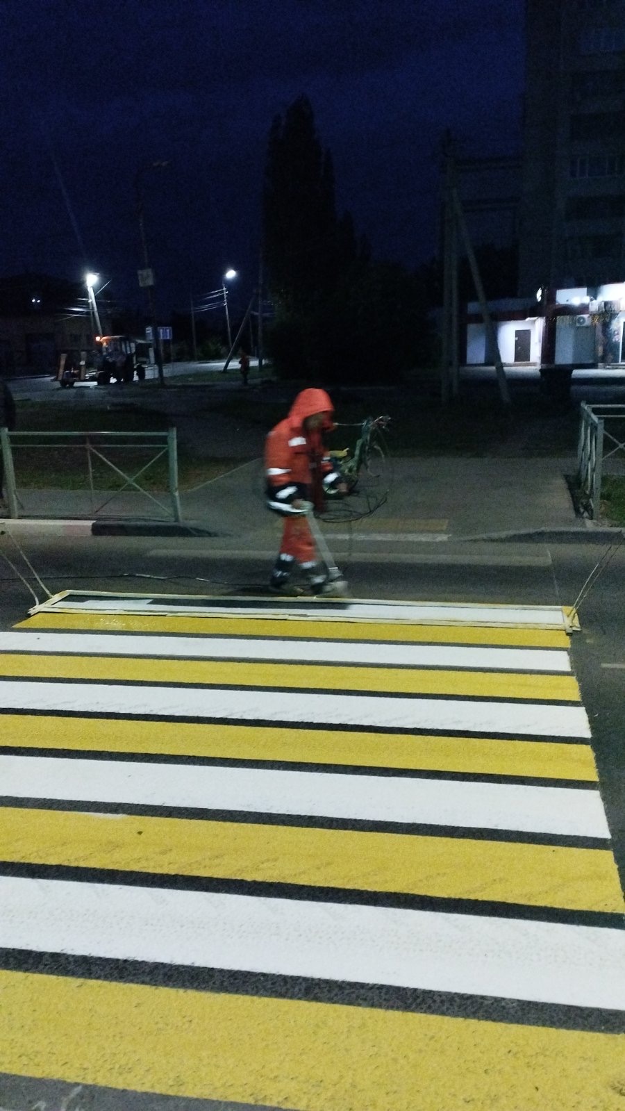 Сегодня ночью сотрудники Комбината благоустройства наносили пешеходную разметку на улице Гагарина