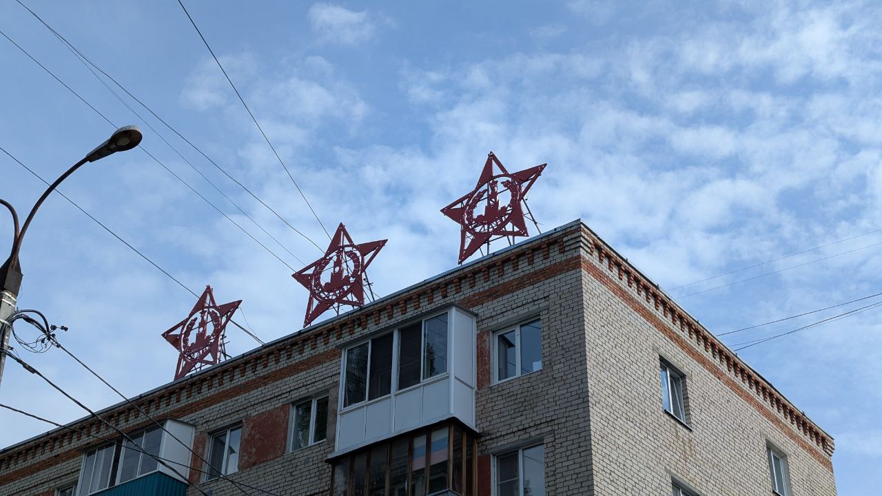 По поручению Сергея Барулина привели в порядок звёзды, которые расположены на крыше дома № 5 по улице Факел Социализма