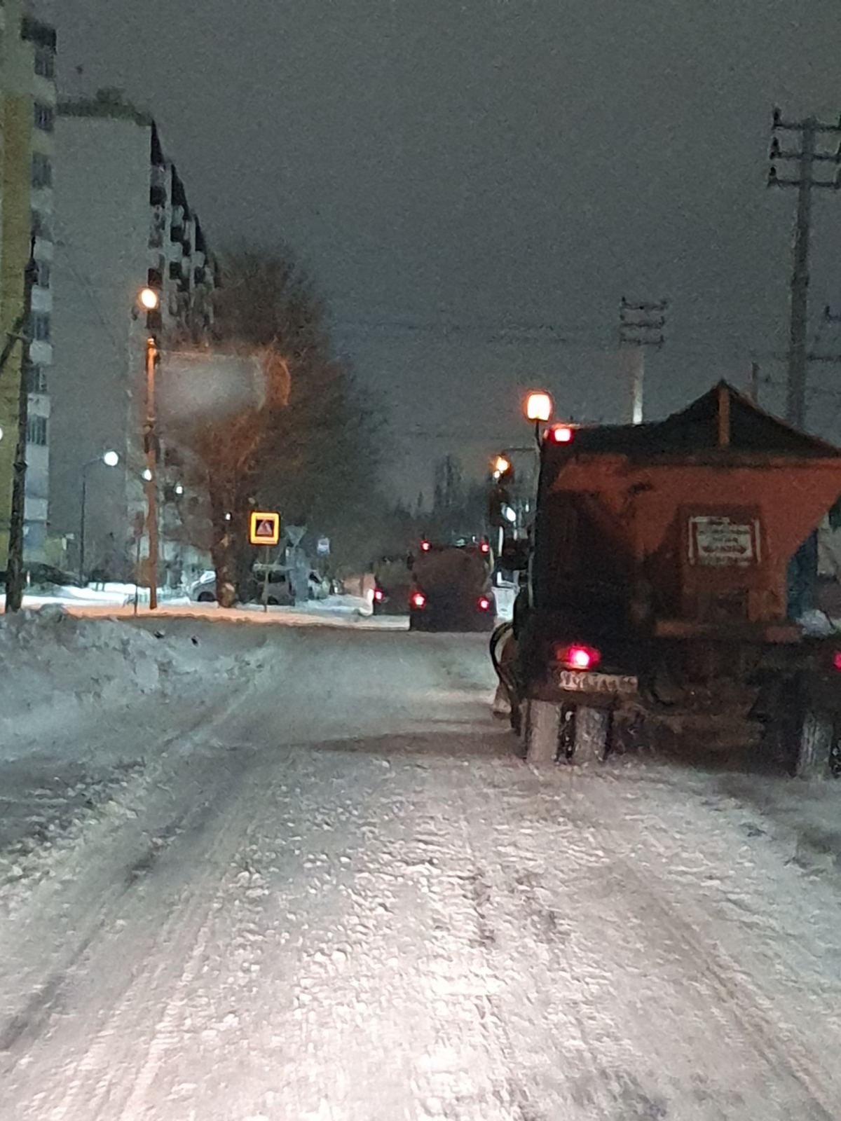 В Балакове коммунальные службы всю ночь убирали последствия непогоды. Работы по очистке снега продолжаются и сейчас