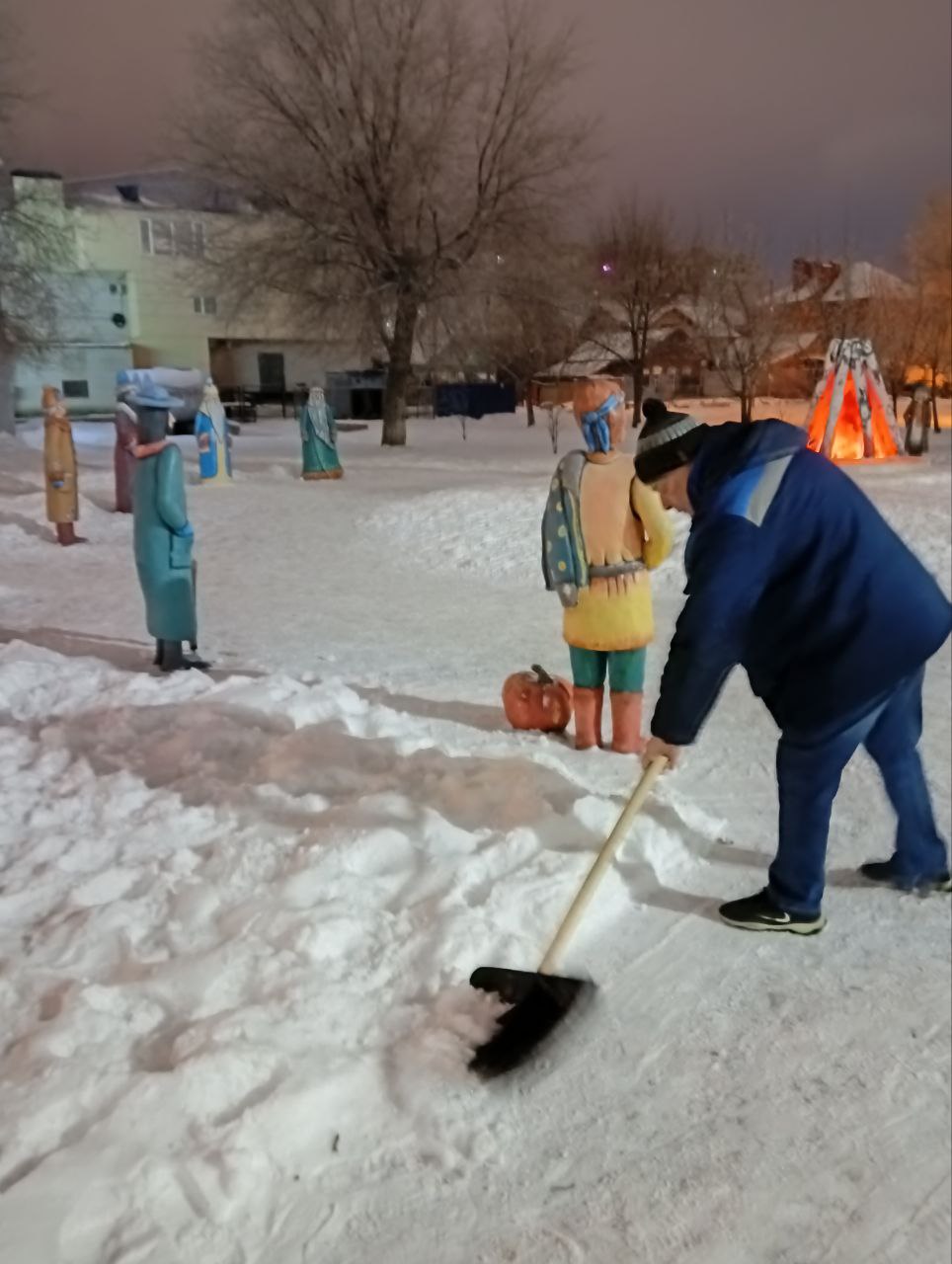 Сотрудники «Комбината благоустройства» в ежедневном режиме очищают город от снега