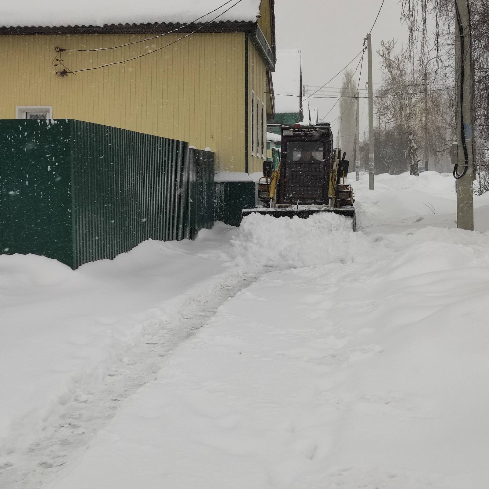 В Балакове продолжаются работы по очистке дорог и тротуаров от снега