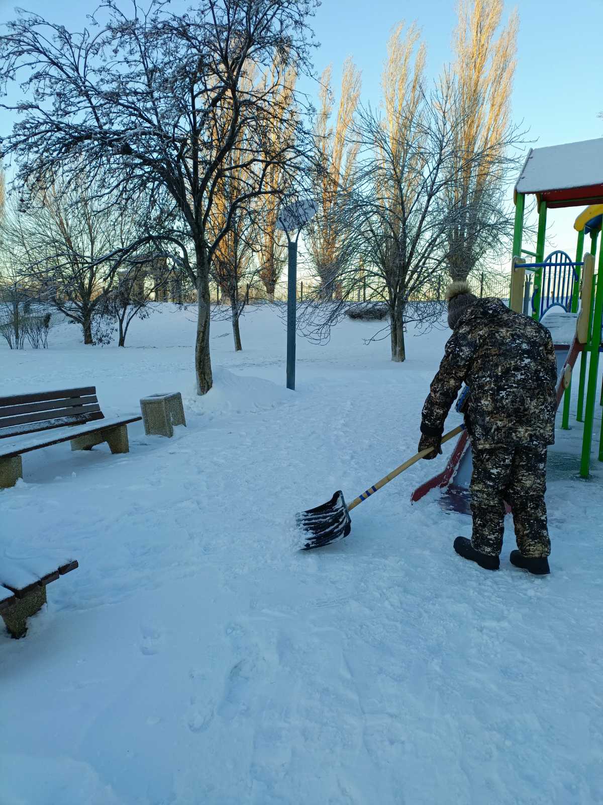 В Балакове продолжаются работы по вывозу веток и очистке дорог от снега и наледи