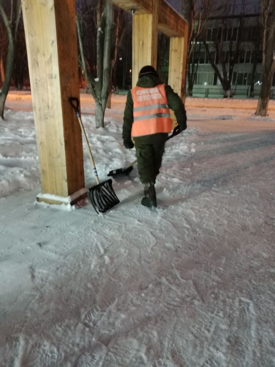 Сегодня ночью в Балакове продолжались работы по посыпке дорог пескосоляной смесью и их очистке