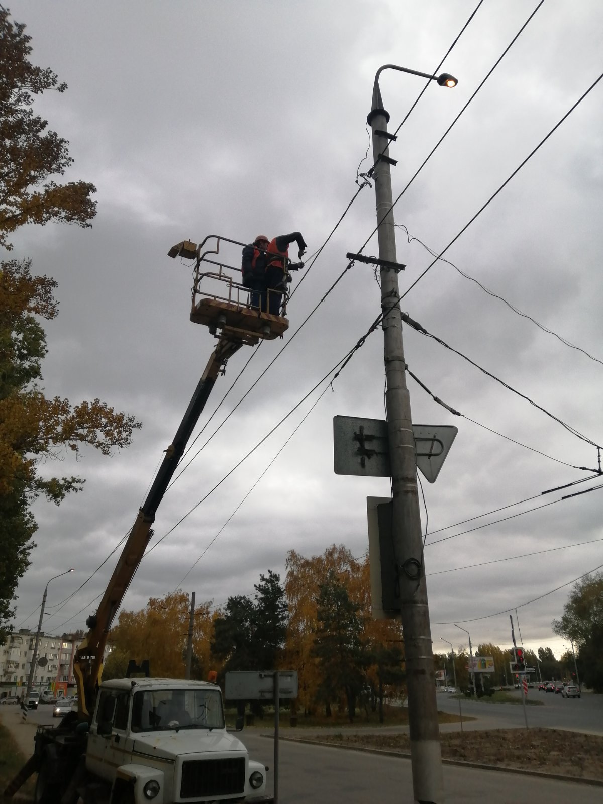 Коммунальщики ежедневно ведут работы по благоустройству города.