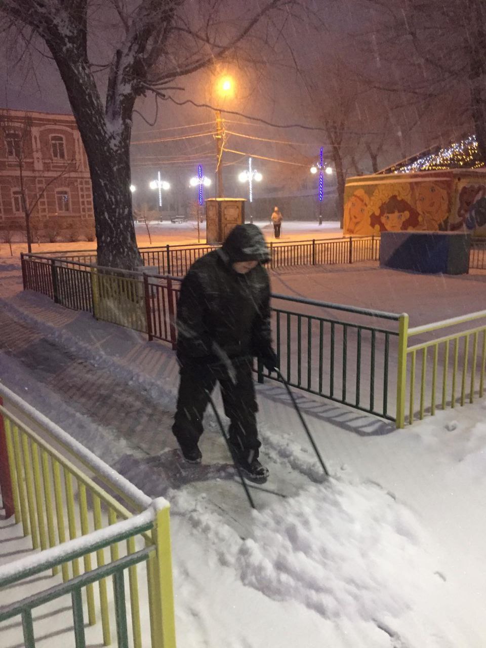 На улицы города Балаково вышла техника на посыпку дорог пескосоляной смесью