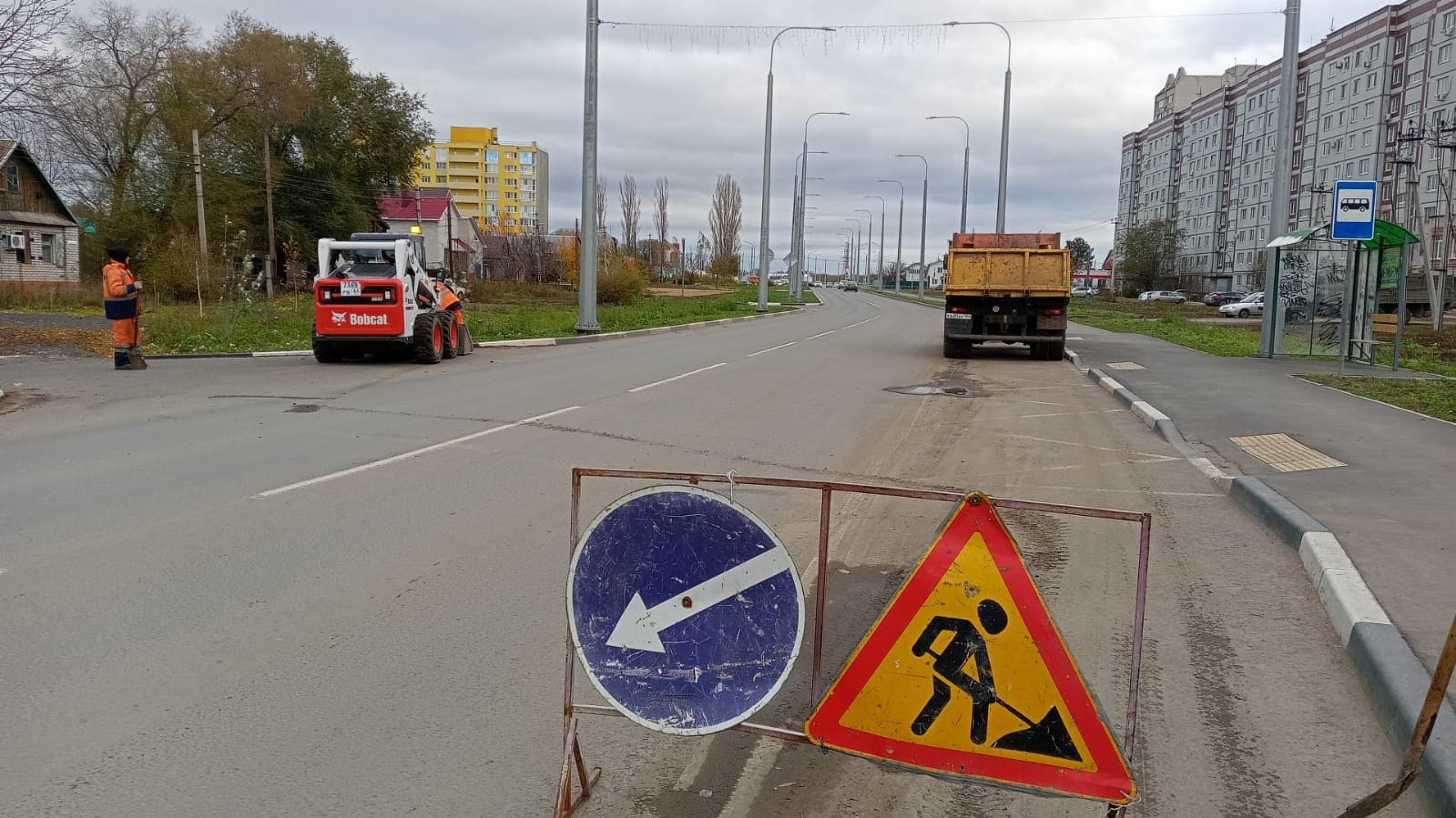 Сегодня на улицах города порядок наводят более сотни рабочих «Комбината благоустройства»