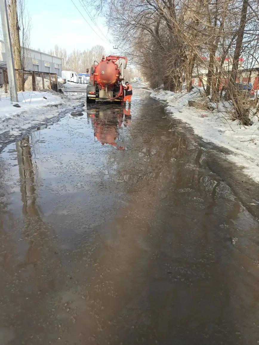 Сотрудники «Комбината благоустройства» откачивают воду с подтопленных участков дорог и дворовых территорий
