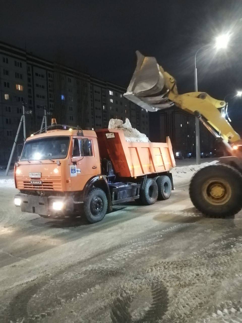 Спецтехника и бригады «Комбината благоустройства» убирают и вывозят снег с улиц города