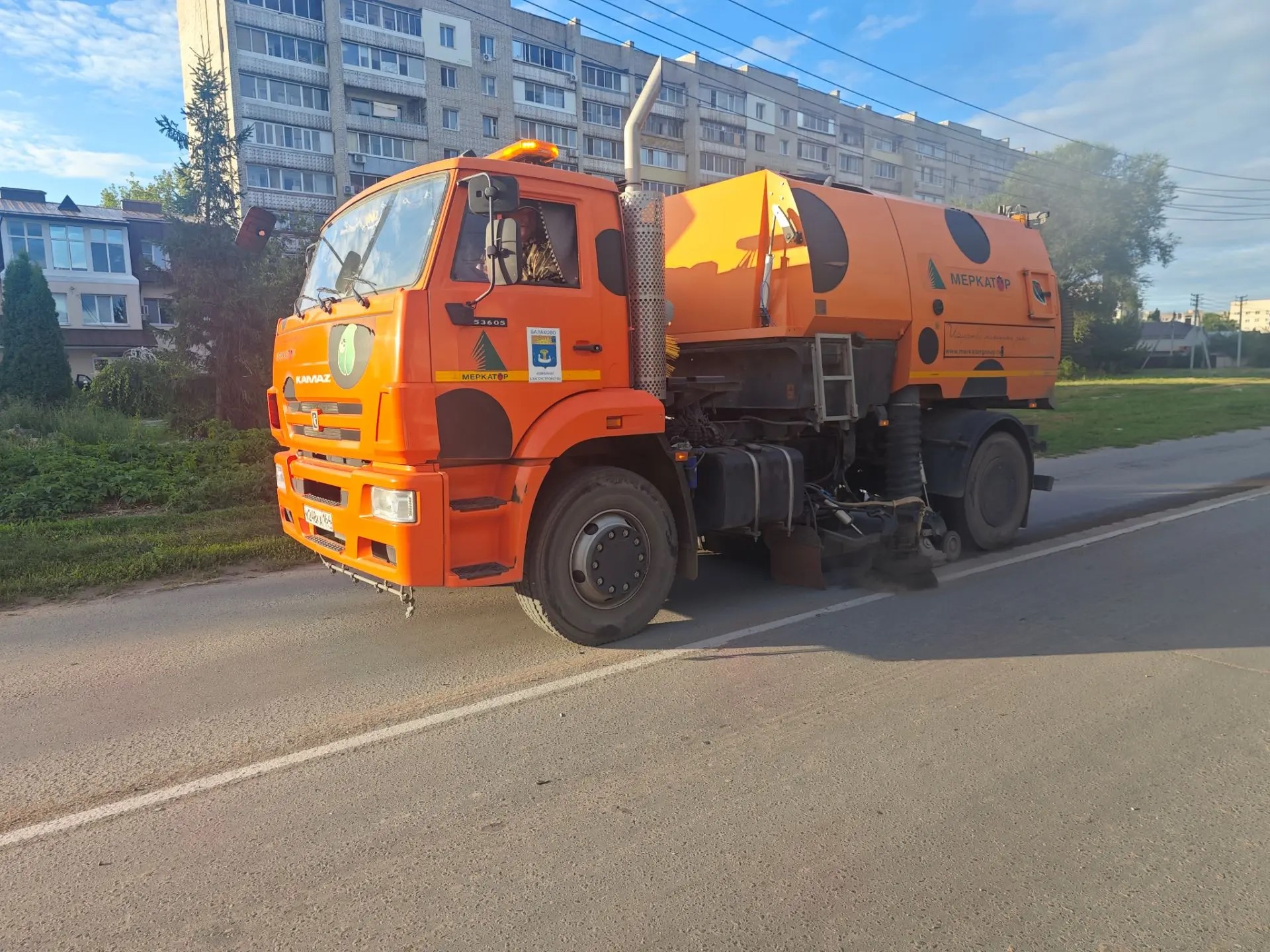 В Балаково продолжаются плановые работы по благоустройству и наведению порядка