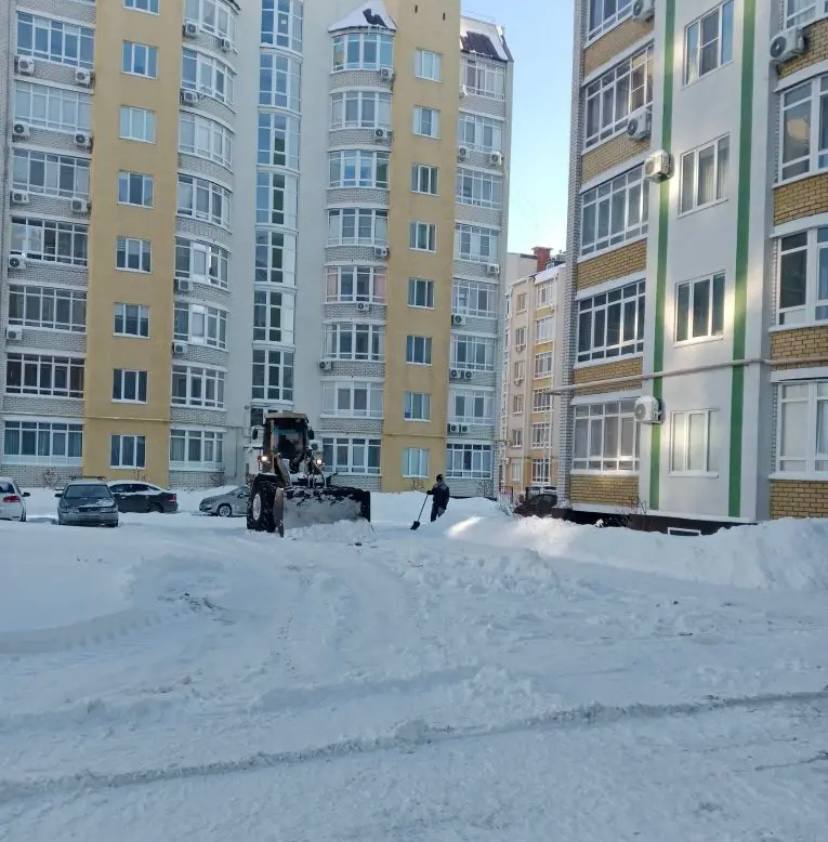 В Балаково продолжается очистка автомобильных дорог, тротуаров, пешеходных зон и дворовых территорий от снега