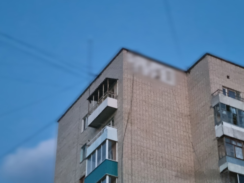 В Балаково управляющая компания устранила незаконное граффити на фасаде дома по ул. Ленина