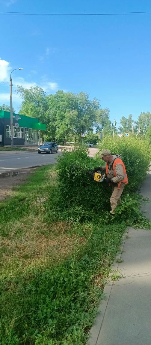 Полив зеленых насаждений, покос травы, сбор мусора. Ежедневно сотрудники «Комбината благоустройства» наводят порядок на улицах города
