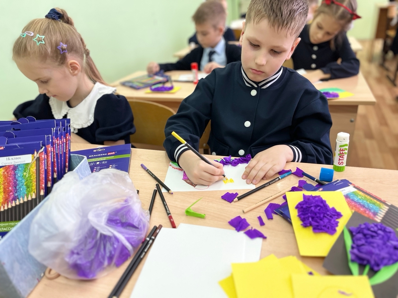 Творческий подарок от гимназистов: поздравление врачей и пациентов медицинского центра с 8 Марта