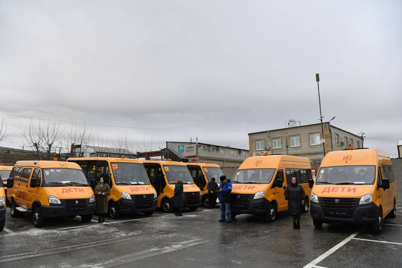 Балаковский район получил 4 школьных автобуса